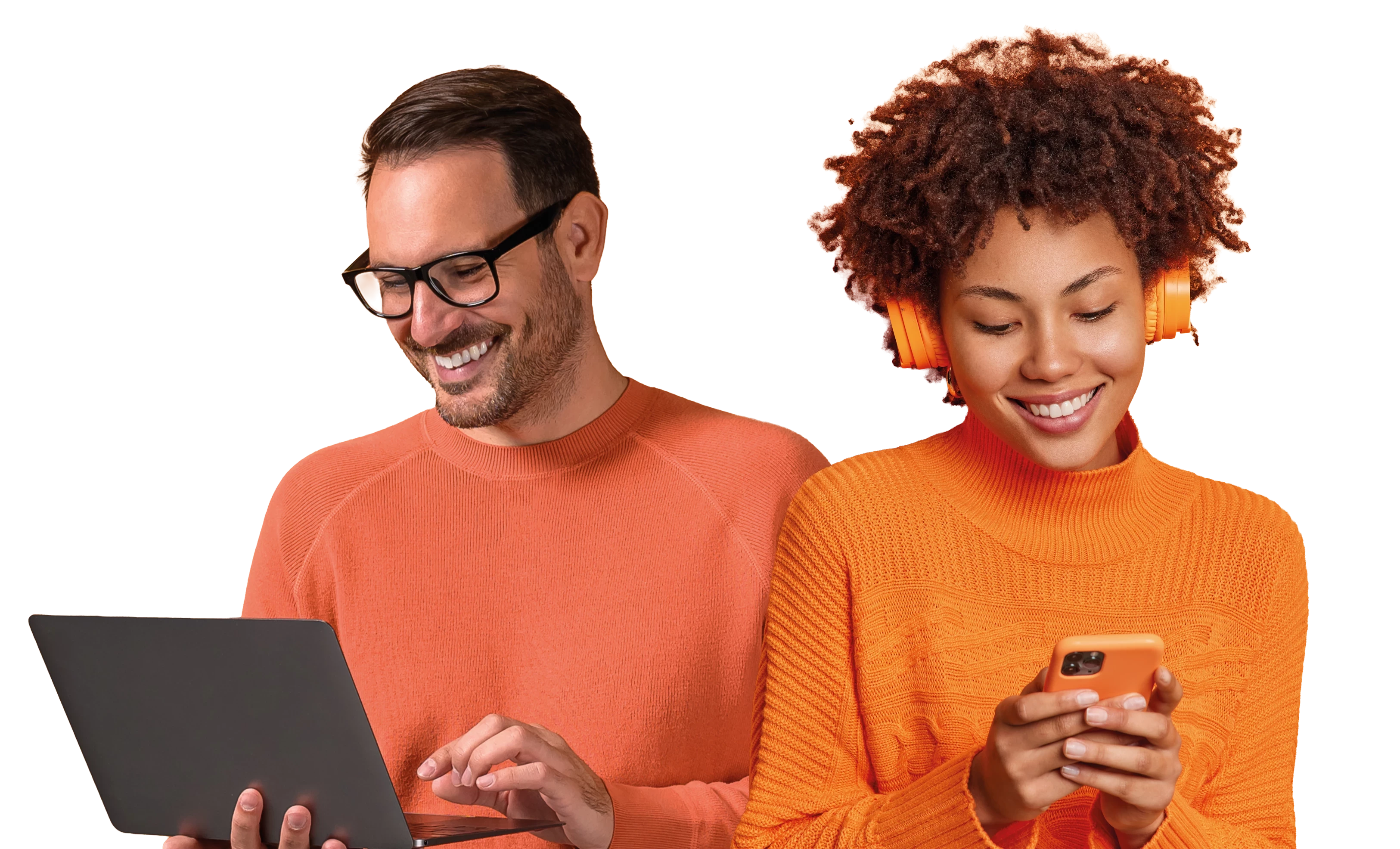 Casal feliz usando notebook e celular